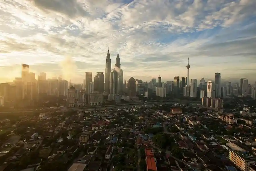 Kaki langit Kuala Lumpur dalam cahaya pagi dan kabus nipis