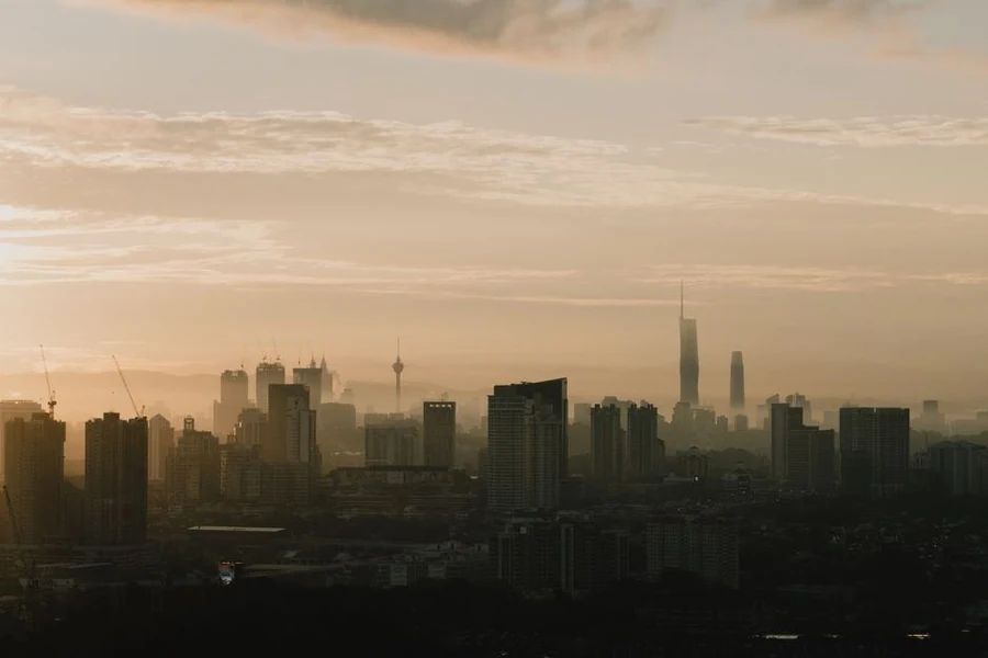 Panorama bandar Kuala Lumpur ketika matahari terbit, dilihat menerusi jerebu pagi
